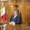 Margarita Ríos Farjat, Ministra de la Suprema Corte de Justicia de la Nación en México, está sentada en su escritorio en una oficina.