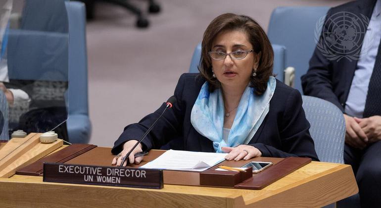 سيما بحوث، المديرة التنفيذية لهيئة الأمم المتحدة للمرأة، تتحدث إلى مجلس الأمن في اجتماعه حول صون السلام والأمن في أوكرانيا.