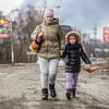 Мама с дочкой покидают Бучу в Киевской области