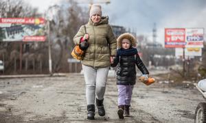 Una madre y su hija huyen de la violencia en  la ciudad Bucha, provincia de Kiev, Ucrania.