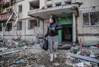 Prédio parcialmente destruído por bombardeios no distrito de Obolon, Kyiv, Ucrânia
