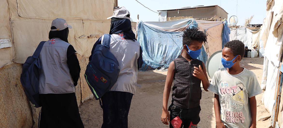 यमन में सामुदायिक कार्यकर्ता COVID-19 के खतरों और वैक्सीन लेने के महत्व के बारे में जागरूकता बढ़ाते हैं।