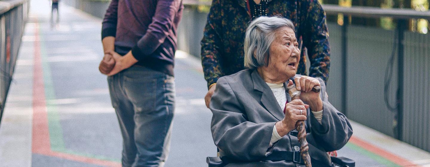 Les systèmes de soins de longue durée permettent aux personnes âgées de recevoir les soins et le soutien qui leur permettent de vivre une vie conforme à leurs droits fondamentaux.