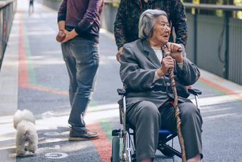تمكّن أنظمة الرعاية طويلة الأمد كبار السن من تلقي الرعاية والدعم اللذين يسمحان لهم بعيش حياة تتماشى مع حقوقهم الأساسية.