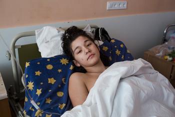 乌克兰基辅，一名受伤的女孩在病房里休息，她乘坐的汽车遭到炮击。