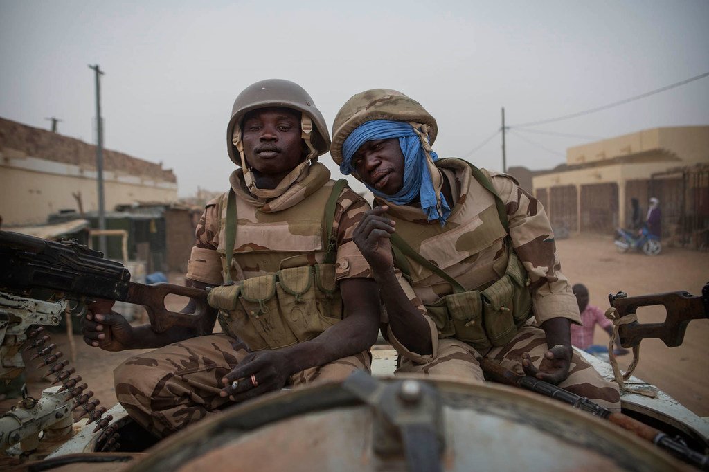 Des Casques bleus du Tchad en patrouille dans les rues de Kidal, au Mali, en décembre 2016.