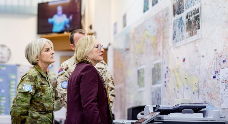 La cheffe de la Force des Nations Unies pour le maintien de la paix à Chypre (UNFICYP), Elizabeth Spehar (au centre), et la commandante de la Force, la générale de division Cheryl Pearce, passent en revue les cartes de déploiement de la Mission.