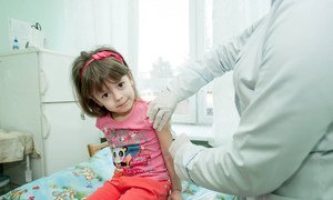 Una niña es vacunada en una clínica de Ucrania.