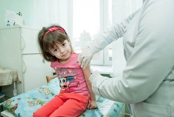 Una niña es vacunada en una clínica de Ucrania.