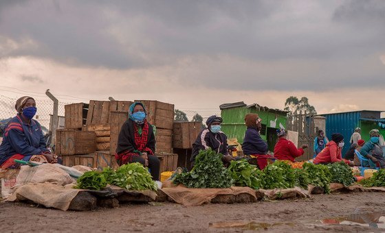 Vendedores em mercado no Quênia praticam distanciamento social