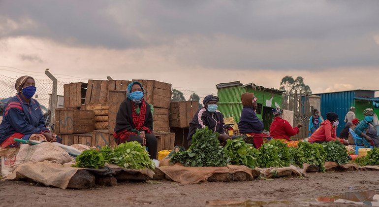 Wafanyabiashara katika soko nchini Kenya wakiwa wamezingatia nafasi kati ya mtu na mtu ili kuepuka kusambaa kwa COVID-19