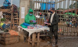 Vendedor de rua vende máscaras em mercado no Quênia