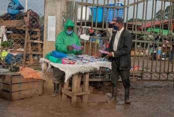 Vendedor de rua vende máscaras em mercado no Quênia