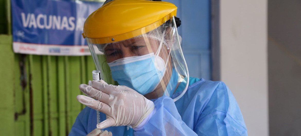 Un trabajador de salud prepara la vacuna COVID-19 para administrarla a adultos mayores en Lima, Perú.