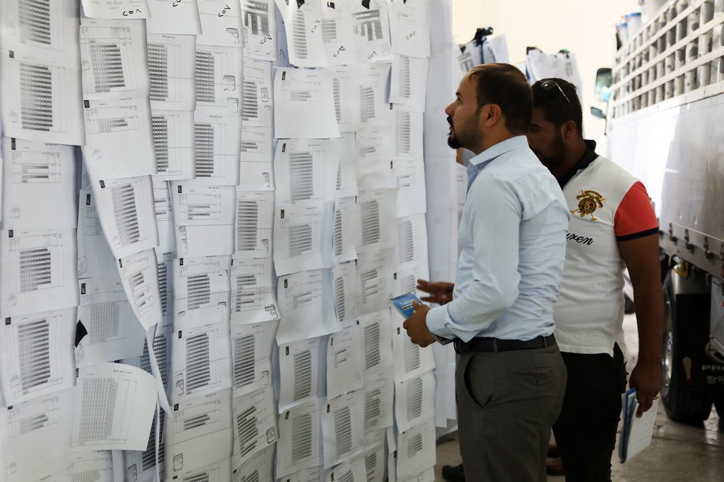 伊拉克2018年全国大选的人工重新计票。(文件)