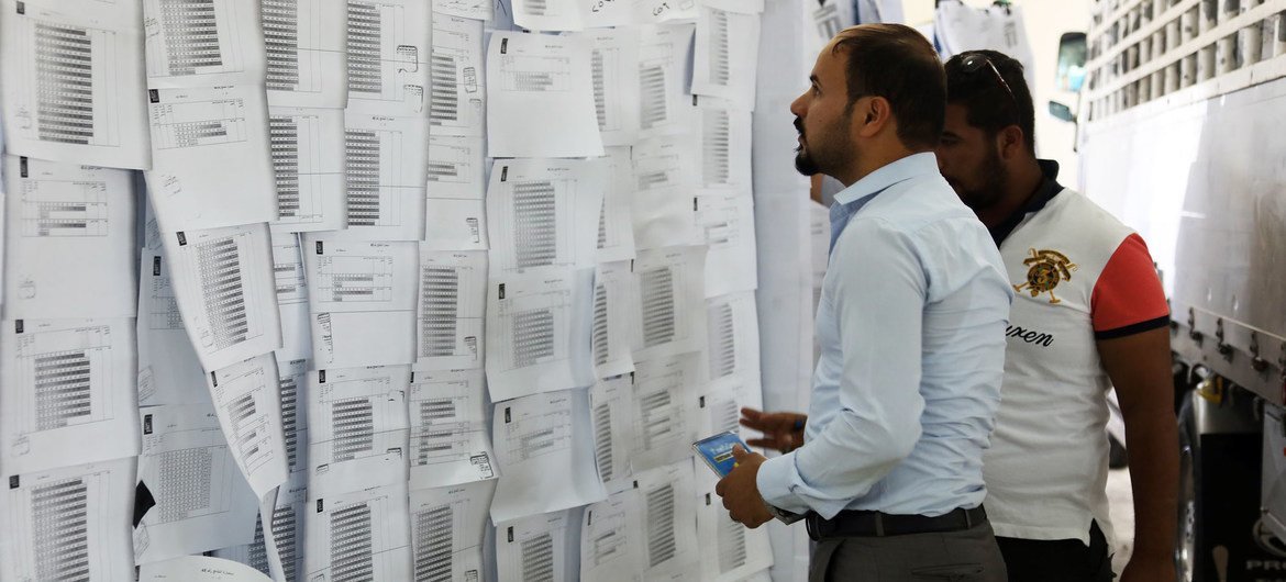 Recomptage manuel des votes de l'élection nationale de 2018, Foire internationale de Bagdad, Iraq (fichier).