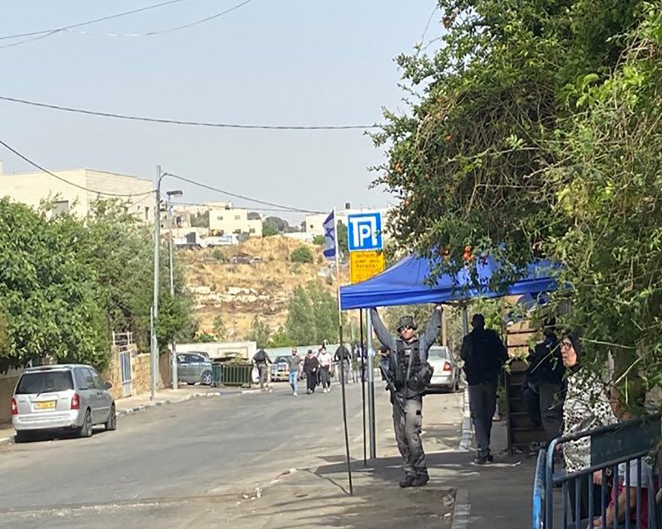 以色列警察聚集在东耶路撒冷的谢赫贾拉社区，那里的巴勒斯坦人受到驱逐的威胁。