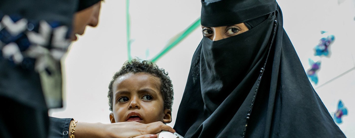 L'agent de santé Asia El-Sayeed Ali mesure un jeune enfant souffrant de malnutrition aiguë.