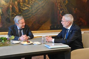 यूएन महासचिव एंतोनियो गुटेरेश (बाएं) ऑस्ट्रिया के राष्ट्रपति ऐलेक्ज़ेण्डर वान डेर बैलेन के साथ बातचीत कर रहे हैं.