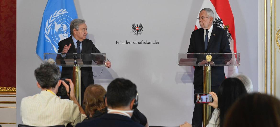 El Secretario General António Guterres (izquierda) y el Presidente de Austria, Alexander Van der Bellen, durante una conferencia de prensa conjunta en Viena, Austria.