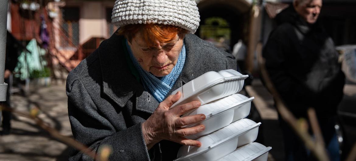 Muchas personas en Ucrania dependen de los alimentos proporcionados por la ONU y otras agencias.