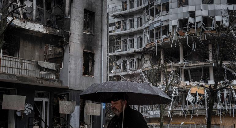 رجل يمر بجانب المباني السكنية المدمرة في خاركيف