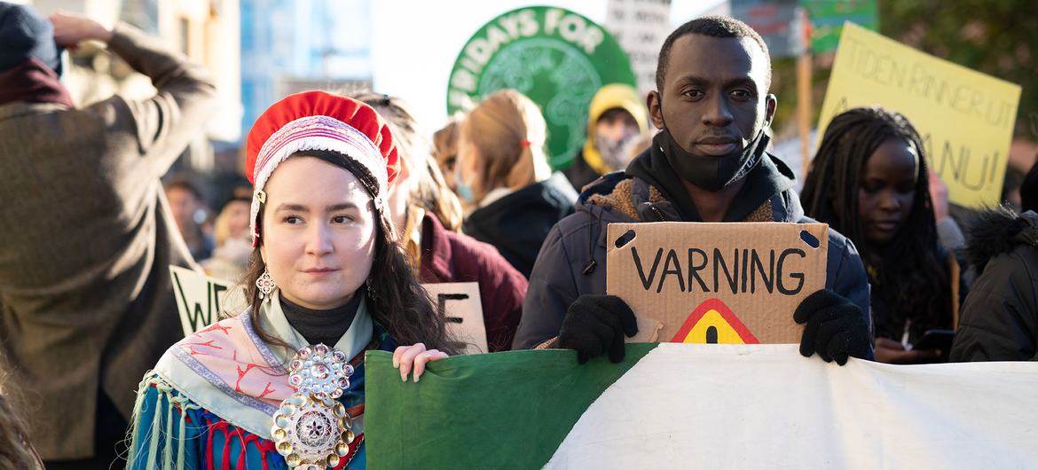 स्वीडन के स्टॉकहोम में Fridays for Future वैश्विक हड़ताल में, युवा जलवायु कार्यकर्ता शिरकत करते हुए.