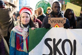 स्वीडन के स्टॉकहोम में Fridays for Future वैश्विक हड़ताल में, युवा जलवायु कार्यकर्ता शिरकत करते हुए.