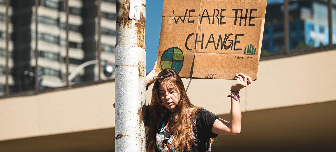 कैनेडा के टोरण्टो में, एक प्रदर्शन में शिरकत करते हुए, एक युवा जलवायु कार्यकर्ता