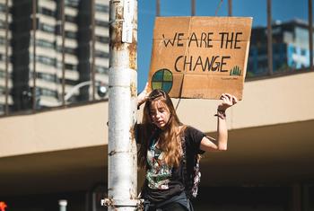 Una joven activista del clima participa en una manifestación en Toronto, (Canadá).