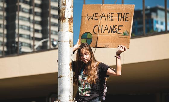 Una joven activista del clima participa en una manifestación en Toronto, (Canadá).