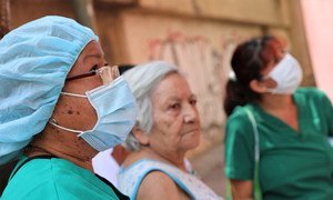 Doctoras y enfermeras van de casa en casa para informar de la pandemia en Venezuela.