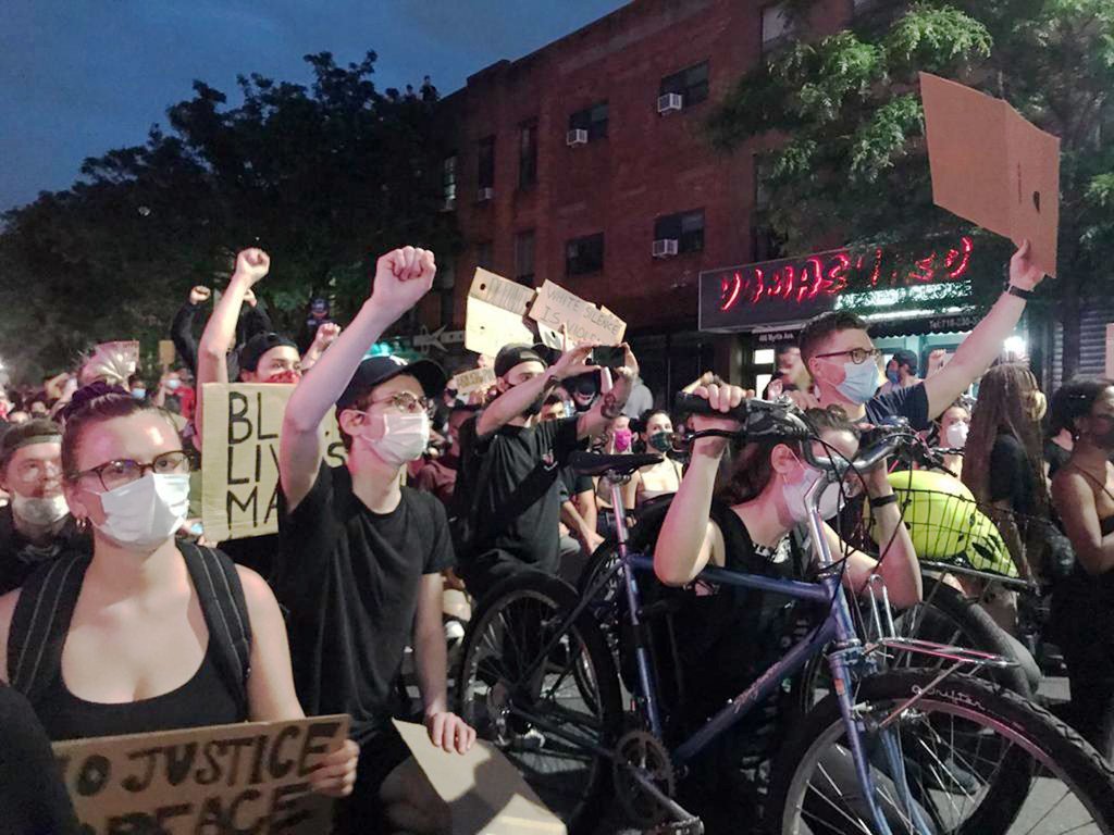 抗议者在纽约布鲁克林抗议警察暴行和种族不公正。