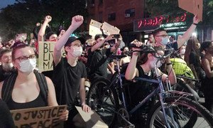 抗议者在纽约布鲁克林抗议警察暴行和种族不公正。