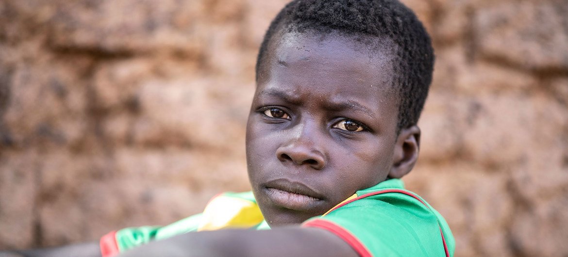 طفل نازح أجبر على الهروب من منزله بسبب العنف في بوركينا فاسو.