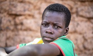  Le visage du déplacement; un jeune garçon qui a été forcé de fuir son domicile en raison de violences à Kaya, au Burkina Faso.