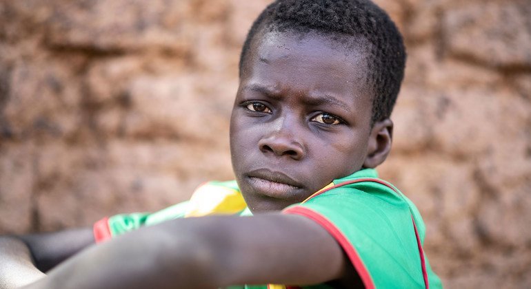  Le visage du déplacement; un jeune garçon qui a été forcé de fuir son domicile en raison de violences à Kaya, au Burkina Faso.