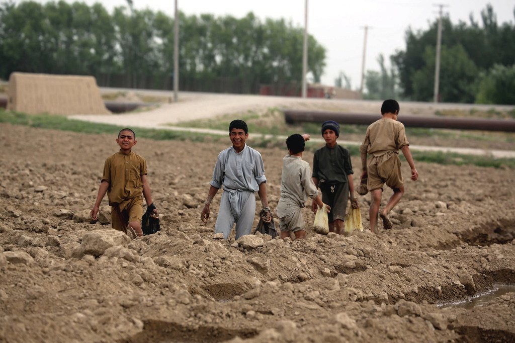 يساعد الأطفال المزارعون بالعمل في تسوية الحقول - مقاطعة بلخ بأفغانستان.