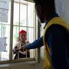 一名妇女在埃塞俄比亚提格雷地区的一个卫生中心取药。