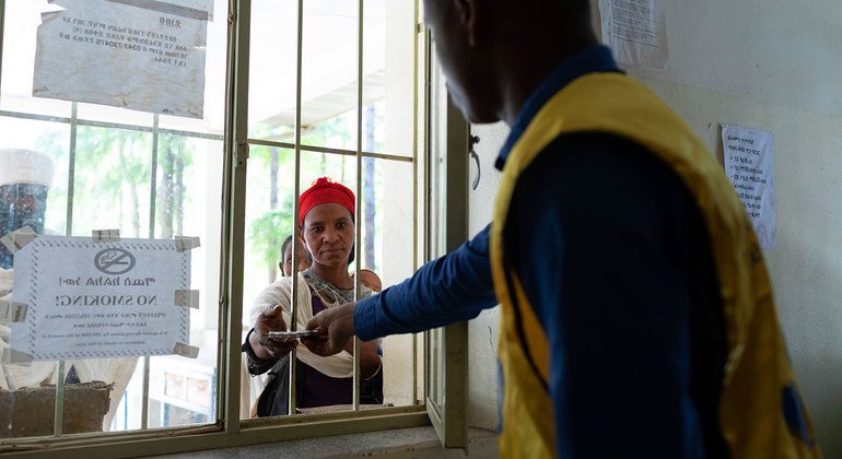 سيدة تحصل على الدواء من أحد المراكز الصحية في إقليم تيغراي بإثيوبيا.
