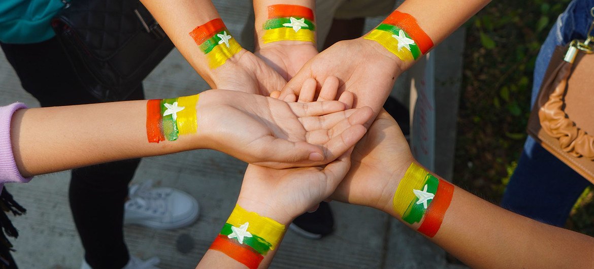 Un groupe de personnes dans les rues de Yangon montre son soutien au Myanmar.