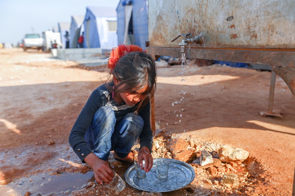  طفلة تقوم بغسل الأطباق في مخيم معرة مصرين شمال إدلب، سوريا - 23 نيسان/أبريل 2020.