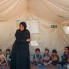 Khadijah, de Siria,  enseñando a los niños en el campamento de refugiados que ella misma gestiona. 