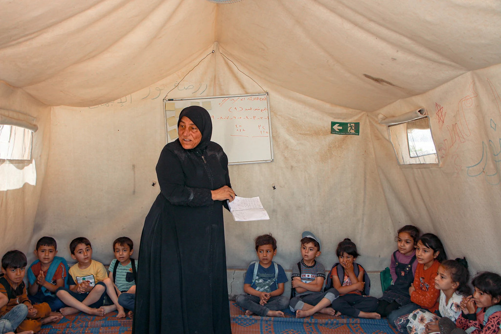 خديجة تعلّم الأطفال السوريين في مخيمات النزوح.