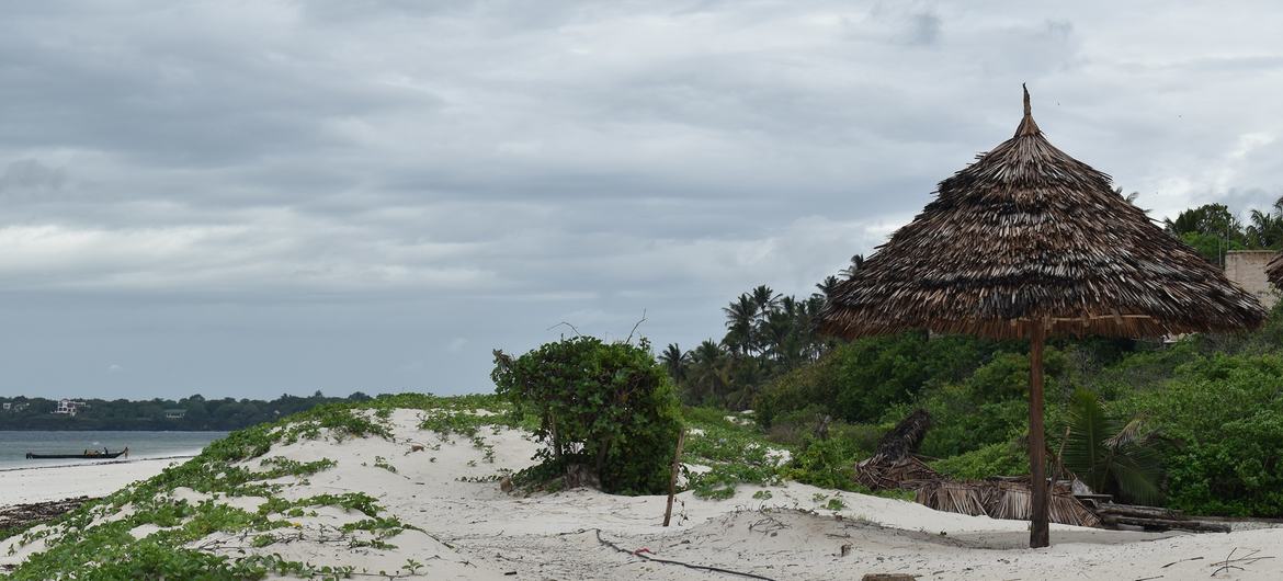 Playa apartada del bullicio en el condado keniano de Kilifi.