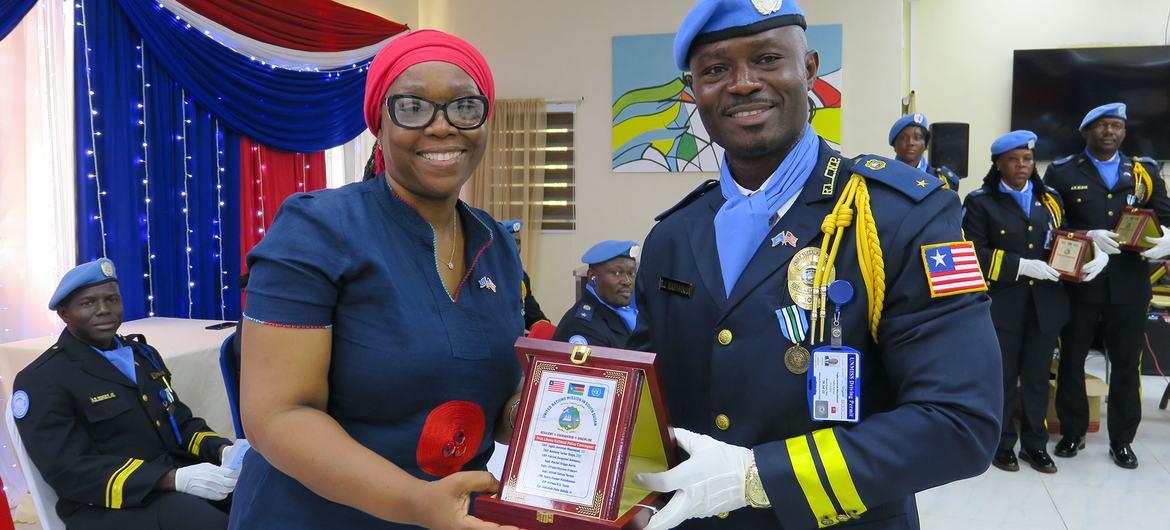 Un des officiers du Libéria servant au sein de la MINUSS ayant reçu une médaille.
