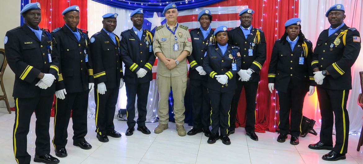 Neuf officiers de police du Libéria servant au sein de la MINUSS ont reçu une médaille de l'ONU.