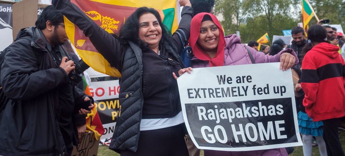 Des manifestants protestent contre le gouvernement du Sri Lanka à Londres, en mai 2022.