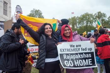 من الأرشيف: المتظاهرون يعبرون عن شكاواهم ضد حكومة سري لانكا في احتجاج في لندن في أيار/مايو 2022.