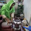 Las familias utilizan estufas de keroseno para preparar su comida en Sri Lanka debido a la escasez de gas en la país.